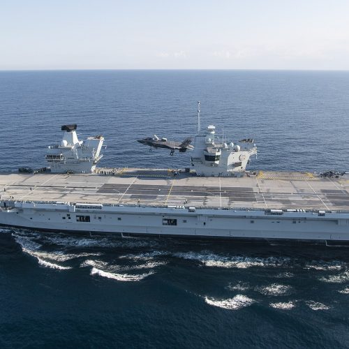 O piloto de testes do F-35, Major da Marinha Paul Gucwa, do Esquadrão de Testes e Avaliação Aéreos Dois Três (VX-23), Divisão de Aeronaves do Centro de Guerra Aérea Naval (NAWCAD), voa com uma aeronave de caça F-35B Lightning II para o porta-aviões HMS Prince of Wales do Reino Unido no Atlântico Ocidental em 11 de outubro de 2023. Gucwa embarcará com um destacamento da Força de Teste Integrada (ITF) do F-35 do Rio Patuxent para conduzir testes de desenvolvimento de fase 3 (DT-3) no mar com a variante especialmente instrumentada de decolagem curta e pouso vertical do jato stealth a bordo do maior navio de guerra da Grã-Bretanha. A participação do porta-aviões britânico classe Queen Elizabeth (QEC), HMS Prince of Wales (R09), no WESTLANT 23 abrange uma série de testes de aeronaves navais do Reino Unido e dos EUA no Atlântico Ocidental ao longo do outono de 2023. O HMS Prince of Wales continua a expandir os limites das capacidades e operações da aviação naval dos porta-aviões QEC, incluindo o aumento do alcance e da letalidade das operações do F-35. O Reino Unido é o único parceiro de Nível I no Programa F-35 Joint Strike Fighter (JSF). As interações entre o Reino Unido e os EUA durante esta implantação são caracterizadas pela cooperação e reforçam as relações internacionais, bem como aumentam a interoperabilidade entre a Marinha dos EUA e a Marinha Real Britânica. O Escritório do Programa Conjunto F-35 é o ponto focal do Departamento de Defesa dos EUA para a aeronave de ataque de 5ª geração para a Marinha, Força Aérea, Fuzileiros Navais e nossos aliados. O F-35 é o principal sistema de armas multimissão de 5ª geração. Sua capacidade de coletar, analisar e compartilhar dados é um multiplicador de força que aprimora todos os recursos no campo de batalha: com tecnologia furtiva, sensores avançados, capacidade de armas e alcance. O F-35 está em operação desde julho de 2015 e é o caça mais letal, com maior capacidade de sobrevivência e interoperabilidade já construído. (Foto da Marinha dos EUA por Dane Wiedmann)