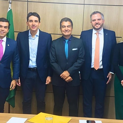 O prefeito Marçal Filho e o deputado Beto Pereira com o ministro Silvio Costa Filho e diretores da Secretaria Nacional da Aviação Civil, em Brasília. Foto: Divulgação