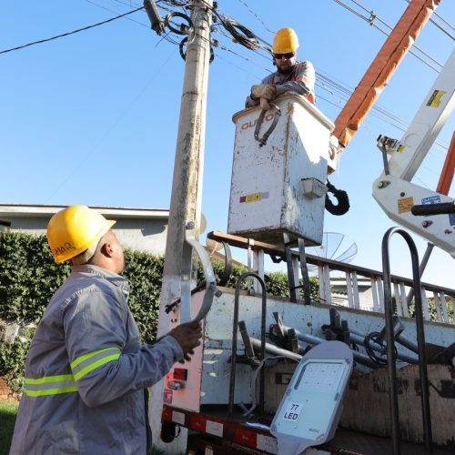 Lâmpadas de Led estão sendo instaladas em diversos pontos de Dourados, o que contribui para a segurança de pedestres e motoristas. Foto: A. Frota