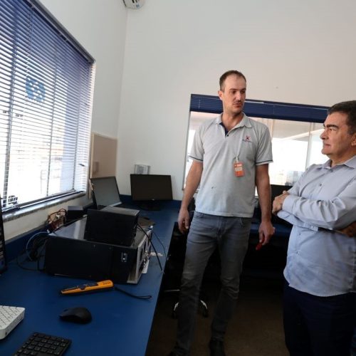 Durante a vistoria, o prefeito e o secretário também acompanharam as obras do novo terminal de passageiros, que está sendo construído ao lado da atual estrutura. O investimento é fruto de parceria entre Prefeitura, Governo do Estado e Governo Federal, por meio do Ministério de Portos e Aeroportos e da Secretaria de Aviação Civil (SAC). A entrega está prevista para ocorrer em até 19 meses.
Com a conclusão das adequações, a Latam iniciará no dia 8 de setembro voos diretos de Dourados para o Aeroporto Internacional de Guarulhos (SP). A expectativa da gestão municipal é que a retomada traga mais conectividade, desenvolvimento econômico e comodidade para a população da região. Outras empresas aéreas como a GOL e a Azul também estão em tratativas com a Prefeitura de Dourados para voltarem a operar no Aeroporto Regional, aumentando a oferta de voos e promovendo a concorrência, o que irá favorecer os passageiros.