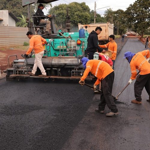 Obras de pavimentação asfáltica e de drenagem em ruas do Jardim das Primaveras estão em ritmo acelerado – Fotos: A. Frota