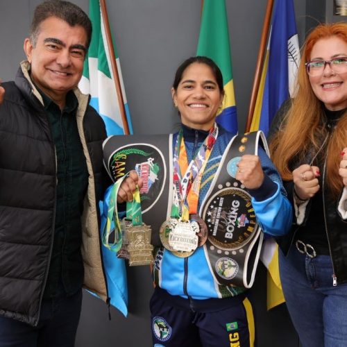 A atleta Cristiane Ávila com o prefeito Marçal Filho e a diretora-presidente da Funed, Gisely Assunção. Foto: A. Frota