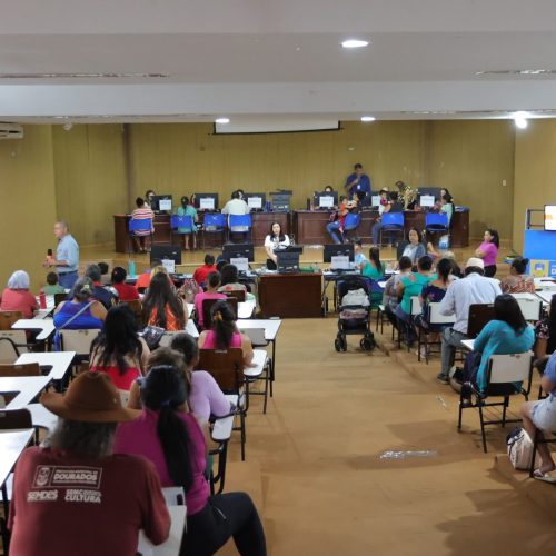 Centenas de famílias procuram atendimento no auditório da Prefeitura para atualizar o Cadastro Único. Foto: A. Frota