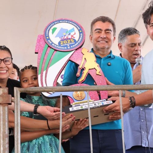 Vice-governador Barbosinha, prefeito Marçal Filho e secretário estadual de Cultura Marcelo Miranda entregam troféu a vencedora na categoria infantil. Foto: A. Frota