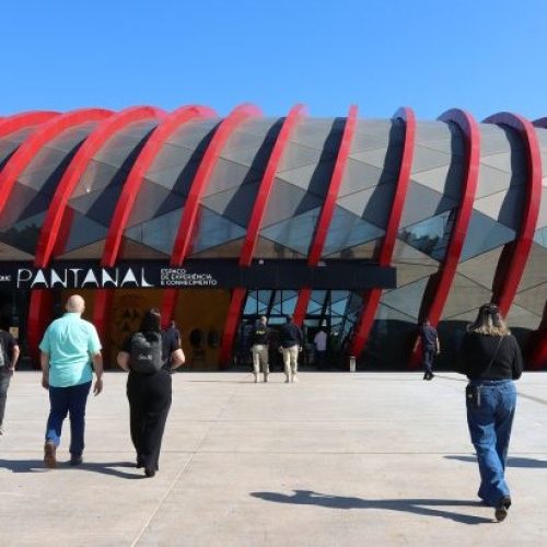 Nesta terça-feira (27), o maior aquário de água doce do mundo, o Bioparque Pantanal, será palco do encerramento nacional do Movimento Maio Amarelo 2025. O objetivo do evento é apresentar os resultados da mobilização em todo o País em prol de um trânsito mais seguro.
O Maio Amarelo é um movimento internacional de conscientização que busca reduzir os acidentes e mortes no trânsito, por meio do engajamento da sociedade e do poder público. Criado a partir de uma iniciativa da ONU em 2011, e no Brasil a partir de 2014, o mês de maio tornou-se referência global para ações voltadas à segurança viária. A cor amarela foi escolhida por simbolizar atenção e advertência, como nas sinalizações de trânsito.
Mato Grosso do Sul foi escolhido para sediar o encerramento por sua atuação constante em ações educativas, especialmente intensificadas no mês de maio, além de ser o único estado brasileiro com todos os municípios integrados ao Sistema Nacional de Trânsito (SNT).
O evento contará com a presença de autoridades e representantes de trânsito de todo o Brasil, como a Senatran (Secretaria Nacional de Trânsito), o ONSV (Observatório Nacional de Segurança Viária) e o Ministério dos Transportes.
A abertura será marcada pela apresentação da peça teatral vencedora da etapa estadual do Prêmio Fetran MS 2024. Em seguida, será feito um balanço nacional das ações realizadas em 2025, com destaque para o impacto do movimento. A apresentação será conduzida por Paulo Guimarães, CEO do ONSV.
Para reforçar a importância de atitudes conscientes no trânsito, o apresentador, piloto de testes e Embaixador do Maio Amarelo, Cesar Urnhani, ministrará uma palestra especial com a temática: Qualidade de Vida e Segurança na Mobilidade. 
O evento é uma realização do Observatório Nacional de Segurança Viária, em parceria com o Detran-MS, Governo do Estado de Mato Grosso do Sul, Senatran e Ministério dos Transportes. A transmissão será ao vivo pelo canal do Detran-MS no YouTube. 
Encerramento Nacional do Maio Amarelo 2025
Data: Terça-feira, 27 de maio
Horário: 14h30
Local: Bioparque Pantanal – Avenida Afonso Pena, 6277
Transmissão ao vivo: https://youtube.com/live/YshadNKx3Qk?feature=share
Mireli Obando, Comunicação Detran-MS