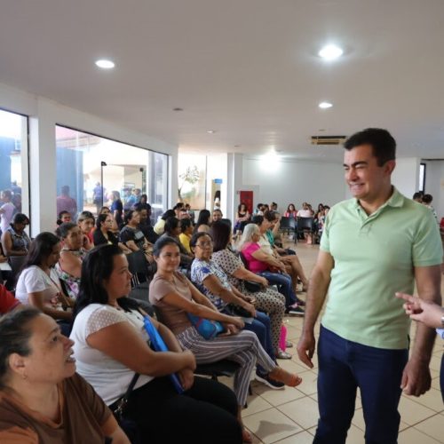 Prefeito Marçal Filho e secretária Shirley Zarpelon orientam população durante o mutirão- Foto: A. Frota
