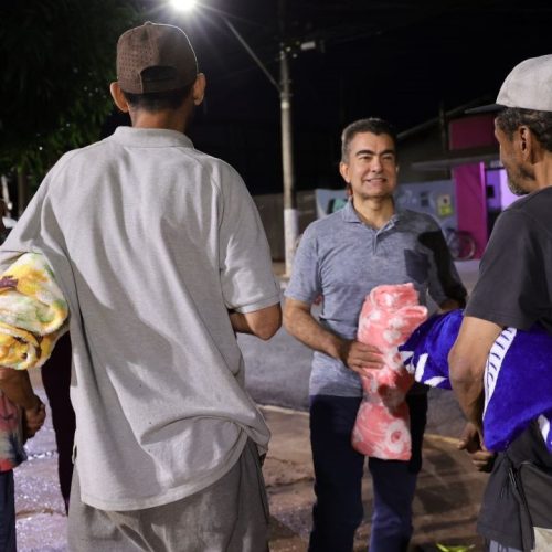 Prefeito Marçal Filho participa da primeira distribuição de cobertores para pessoas em situação de vulnerabilidade social em Dourados. Foto: A. Frota