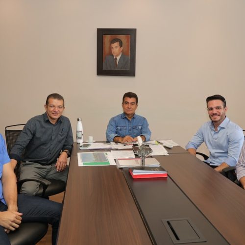 Executivos do Coco Bambu reunidos com o prefeito Marçal Filho na manhã desta terça-feira. Foto: A. Frota
