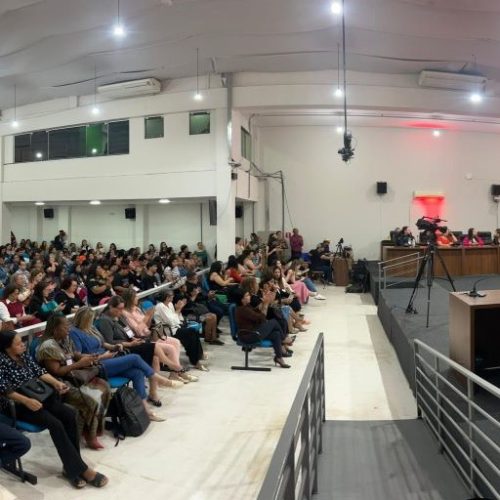 Plenário da Câmara de Dourados recebeu grande público para a abertura da Conferência das Mulheres na manhã desta quinta-feira. Fotos: F. Grott