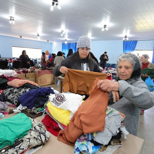 Dezenas de pessoas da região do Parque do Lago, Estrela Porã e região compareceram ao bazar na manhã desta terça-feira– Fotos: A.Frota