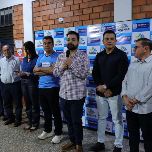 Éder Felipe Souza Lima discursa durante entrega de títulos de propriedade para mais 75 famílias de Dourados. Foto: A. Frota