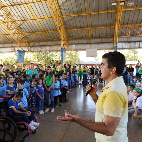 Ação de Hora Cívica nesta quarta-feira aconteceu na escola municipal Arthur Campos Mello, na Cachoeirinha, um dos maiores bairros de Dourado – Foto: A. Frota