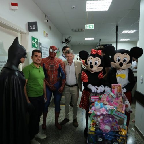 Prefeito e voluntários levam momentos de descontração para crianças internadas no HU- Fotos: A. Frota