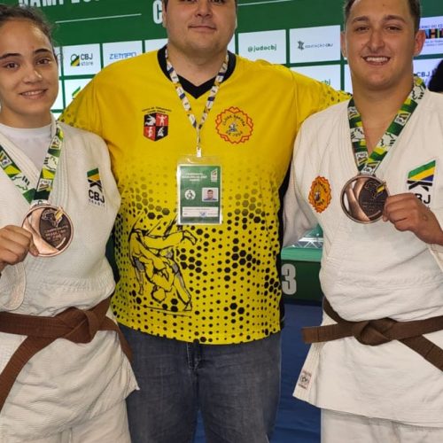O técnico Jorge Henrique com os atletas Gabriel Silva e Mariana Piveta Giachini, do Clube Judô Sakurá – Foto: Divulgação