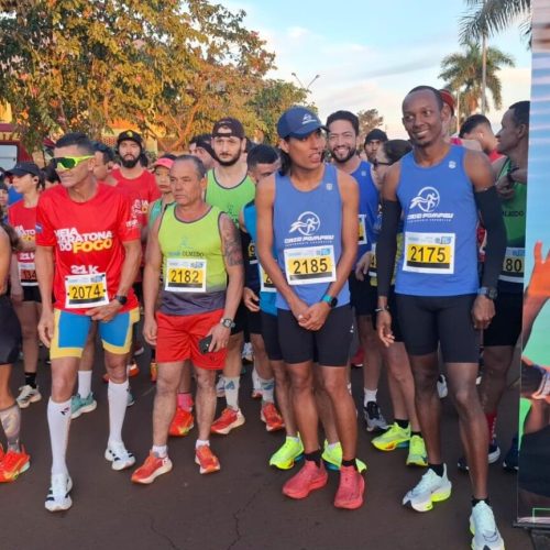 Momento da largada da Meia Maratona do Fogo, em Itaporã, reuniu quase duas centenas de atletas. Foto: Silva Jr./Assecom