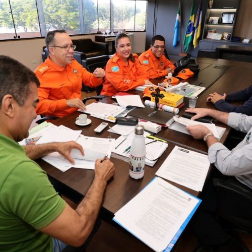 Momento em que o termo de convênio com o 2º Grupamento de Bombeiros Militar foi assinado, na manhã desta terça-feira, no gabinete do prefeito Marçal Filho. Foto: A. Frota