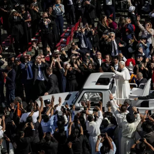 Papa Leão 14 chega no papamóvel para sua missa inaugural no Vaticano, em 18 de maio de 2025
Imagem: Eloisa Lopez/REUTERS