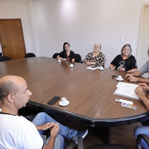 Presidente do GAAG Acolher, Lourdes Missio, com a diretoria e o vereador Sérgio Nogueira durante reunião com o prefeito Marçal Filho – Foto: A. Frota