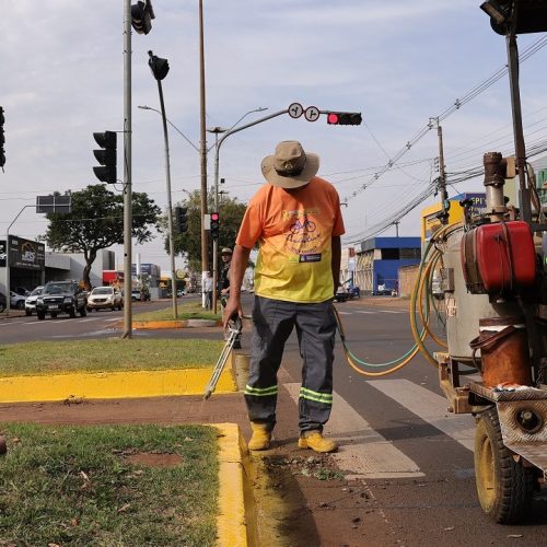 Trabalho de sinalização horizontal está concentrado na avenida Hayel Bon Faker, no jardim Água Boa – Foto: A. Frota