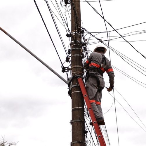 Prefeitura atua de forma firme para que empresas responsáveis tomem medidas relacionadas a fios obsoletos nas vias- Crédito: A. Frota