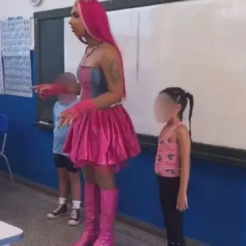 
Em dinâmica, a professora interage com os alunos | Foto: Reprodução/X