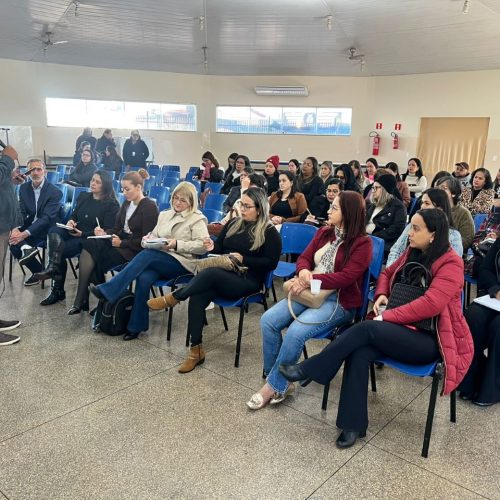 Organização do desfile foi discutida na manhã desta terça-feira, na Escola Clarice Bastos Rosa, com os diretores e coordenadores de Centros de Educação Infantil. Divulgação/Assecom