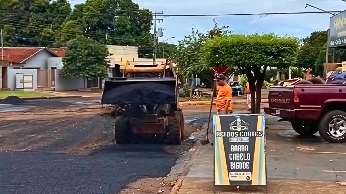 Prefeitura intensifica operação tapa-buraco na Rua Independência Prefeitura intensifica operação tapa-buraco na Rua Independência