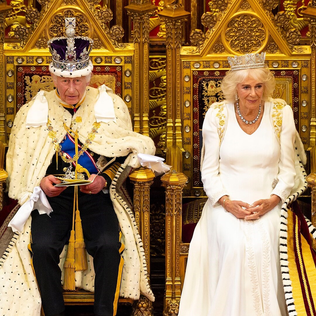 Rei Charles e Camilla Enfrentam Vaias no Serviço da Commonwealth e Gaitas de Fole Tentam Abafar Protestos