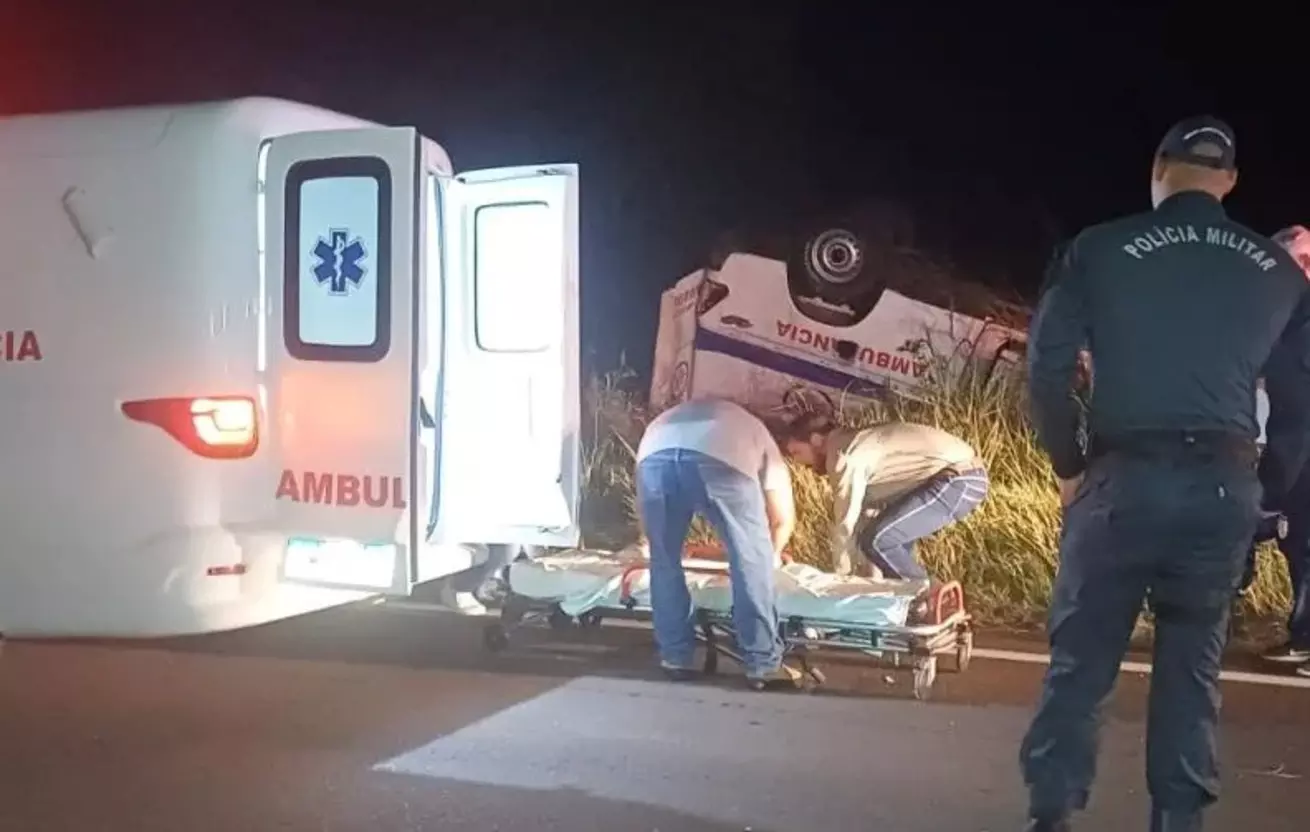 Ambulância Capota na MS-395 Durante Tentativa de Ultrapassagem e Deixa Equipe Ferida