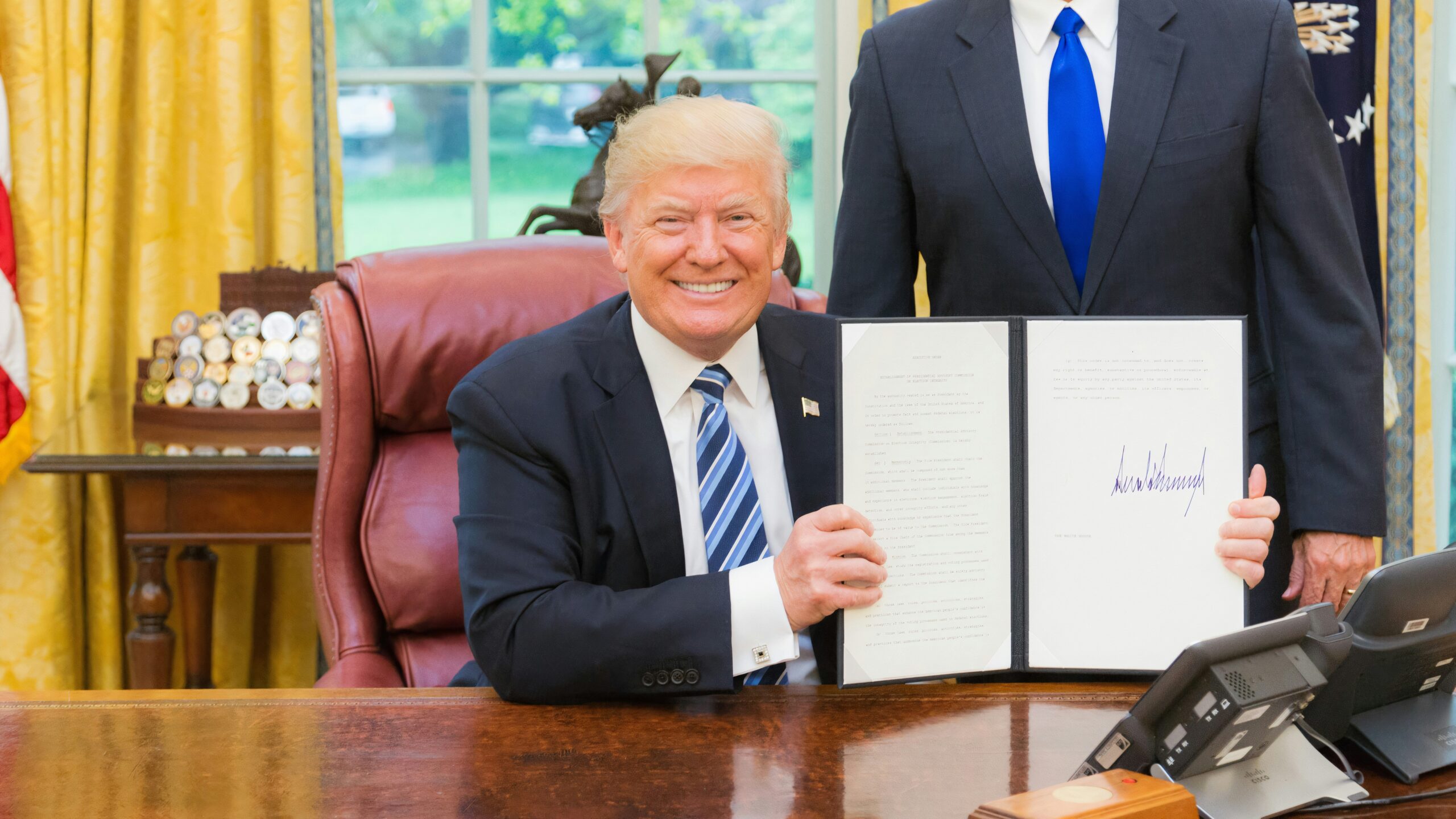 Trump Assina Ordem Executiva e Impõe Tarifas Recíprocas Globais: “Dia da Libertação” Agita o Comércio Mundial