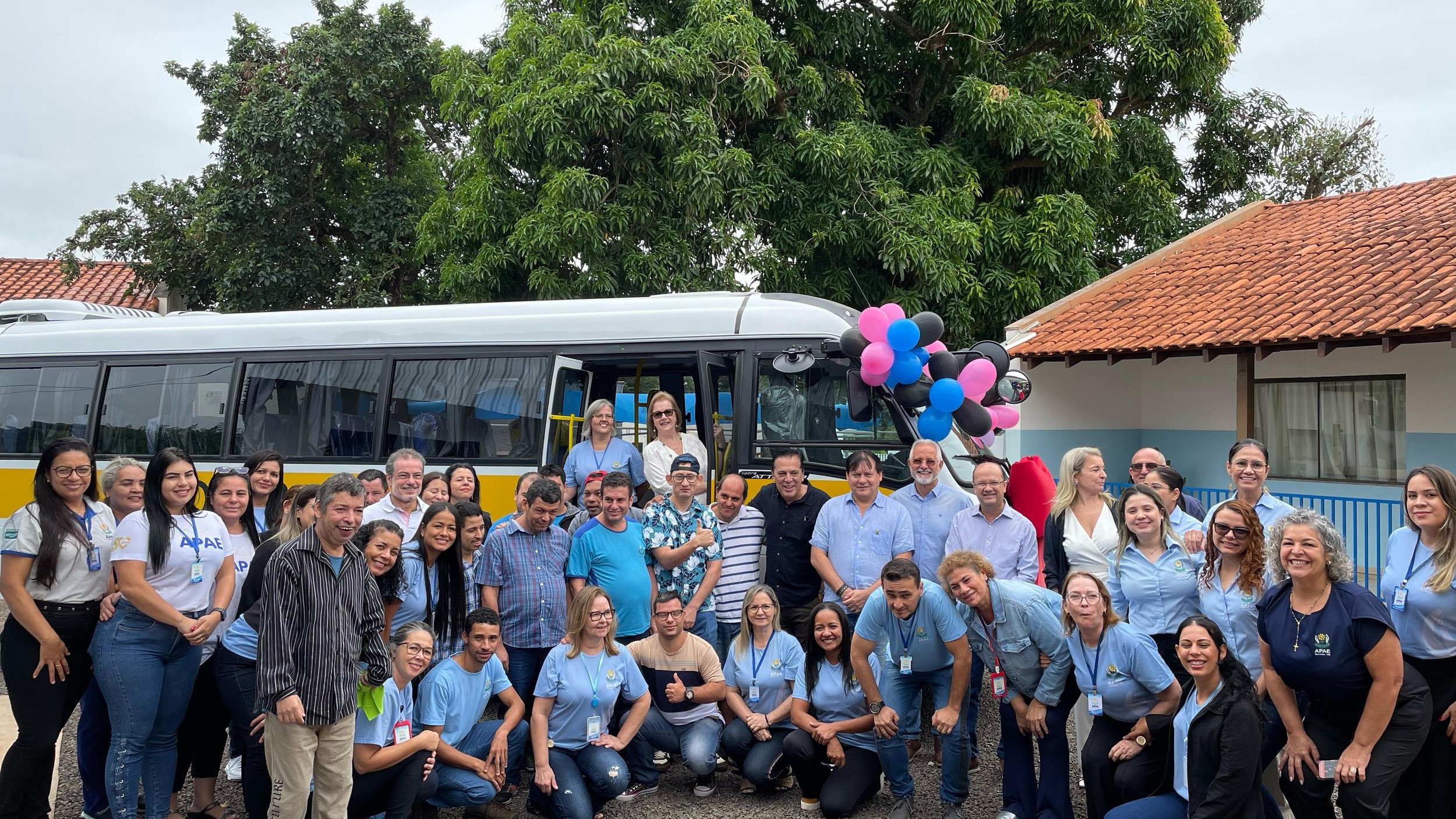APAE de Dourados recebe micro-ônibus adaptado para transporte de alunos