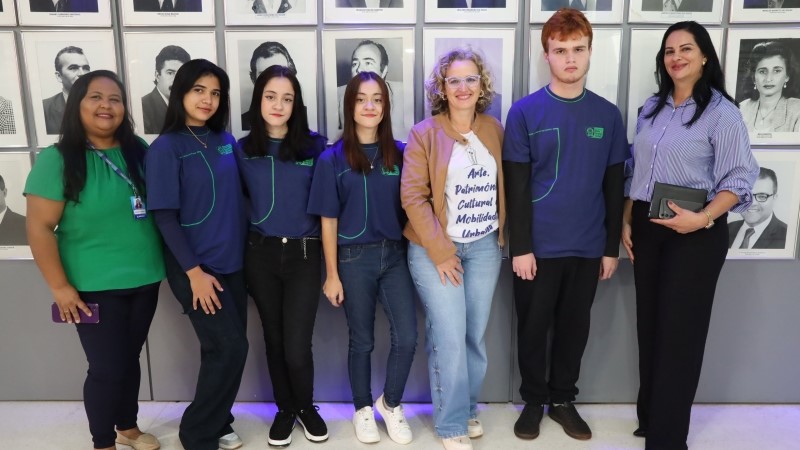 Alunos que integram projeto histórico visitam Setor de Arquivo da Câmara de Dourados