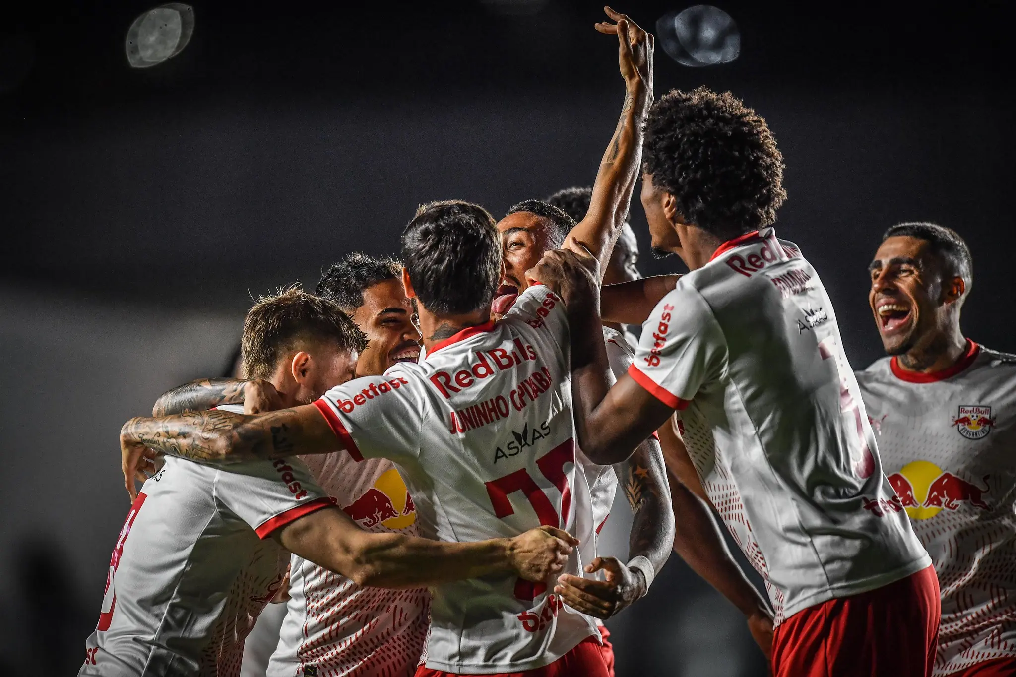 Red Bull Bragantino bate o Vasco e dorme na liderança do Brasileirão