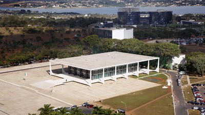 STF determina instauração de inquérito contra Carla Zambelli após fuga do Brasil