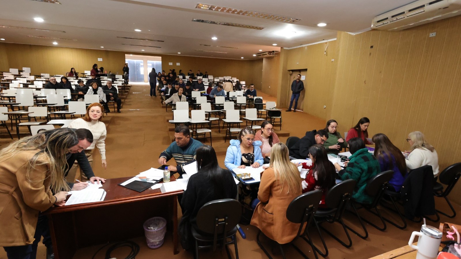 Entre os empossados estão nutricionistas, assistentes sociais, farmacêuticos, fisioterapeutas, dentistas, técnicos de enfermagem, auxiliares de odontologia, educadores físicos, enfermeiros e fonoaudiólogos Foto: A. Frota