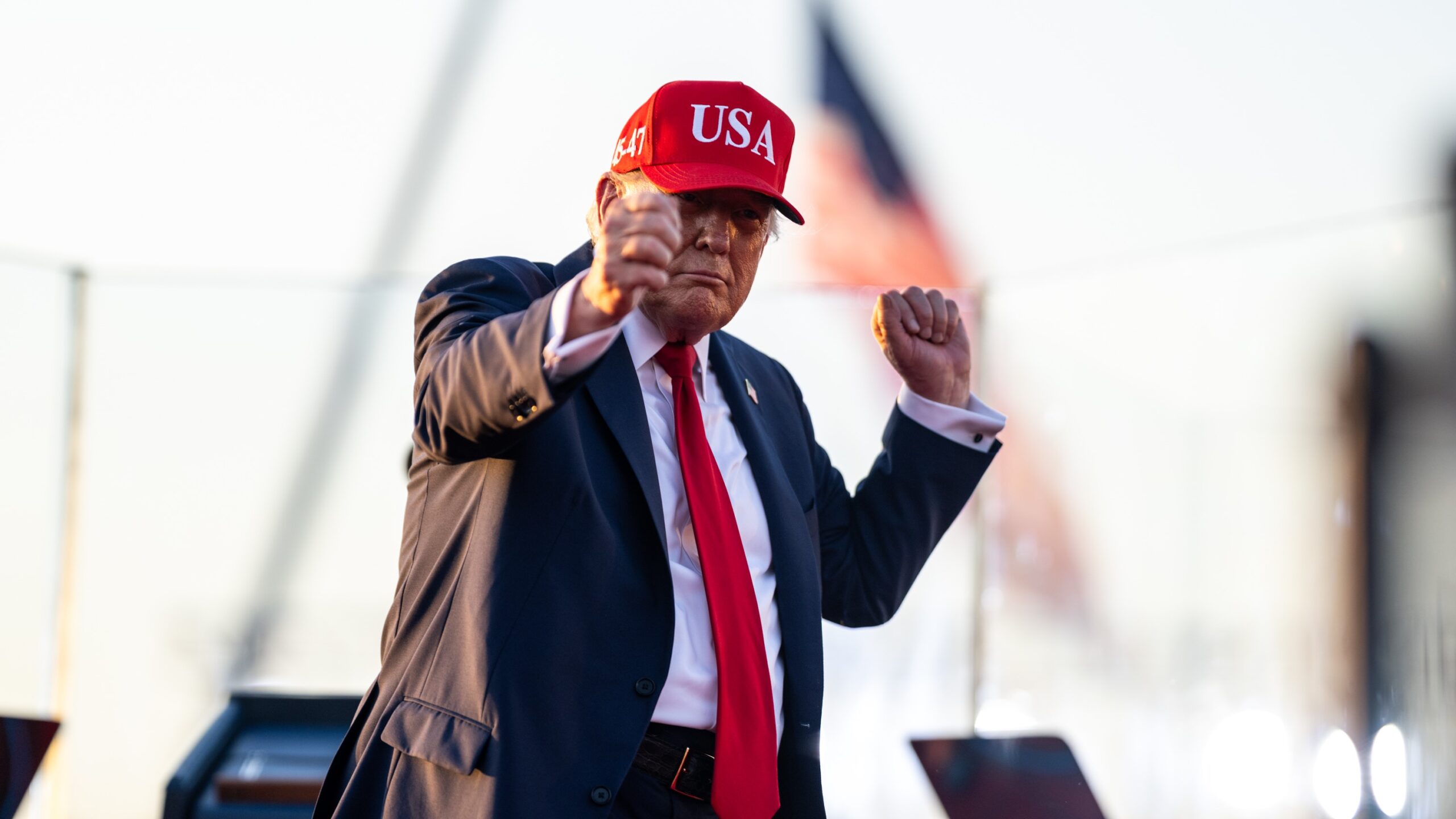 Trump Anuncia Tarifas de 35% sobre o Canadá e 30% sobre México e UE para Proteger Economia Americana Trump Anuncia Tarifas de 35% sobre o Canadá e 30% sobre México e UE para Proteger Economia Americana