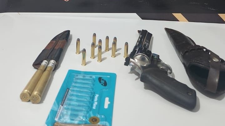 Policiais civis apreendem arma de fogo e autua homem por posse/porte ilegal em Dourados