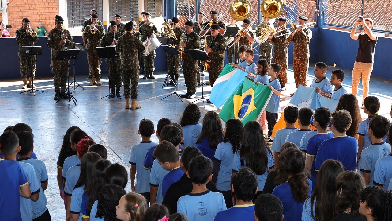Escola Iria Lúcia promove atividades cívicas com banda da Brigada Guaicurus