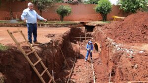 Secretário-adjunto da Semsur, Ângelo Augusto, explica que trabalho está sendo executado em uma das pistas e depois será realizado na outra, para eliminar alagamento da via – Foto: A. Frota