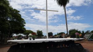 Cemitério Santo Antonio de Pádua, o mais tradicional de Dourados, está pronto para receber visitantes; movimentação já é significativa nesta sexta-feira. Foto: A. Frota