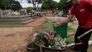 Cemitérios municipais de Dourados devem receber mais de 30 mil visitantes no Dia de Finados e equipes fazem manutenção e limpeza no local. Foto: A. Frota