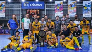 A diretora-presidente da Funed, Sandra Giselly e prefeito Marçal Filho com os campeões do futsal masculino. Fotos– Divulgação/Marcelo Berton