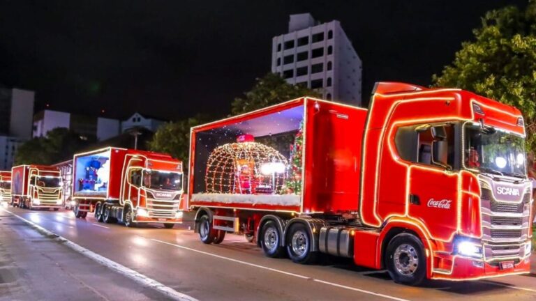 Folha do MS | Informação ao Alcance de Todos Caravana de Natal da Coca-Cola vai percorrer as ruas da cidade na noite de 17 de dezembro deixando o “Natal Encantado Dourados” ainda mais atraente e iluminado -Foto: Divulgação