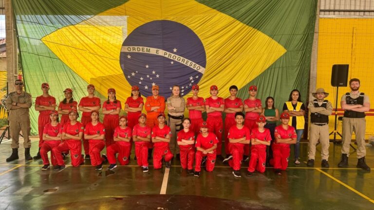 Folha do MS | Informação ao Alcance de Todos Adolescentes do programa “Agetran na Escola” durante atividades no Corpo de Bombeiros de Dourados. Divulgação/Assecom