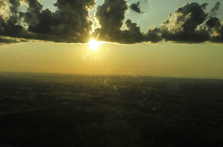 Domingo quente com máxima de 38°C e muitas nuvens em Dourados