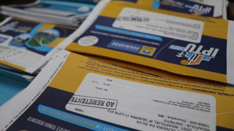 Carnês do IPTU não vão mais chegar nas casas dos contribuintes de Dourados, que poderão pagar pelos canais de atendimento, pelo site, pela atendente virtural ou imprimir os boletos em pontos de apoio. Foto: A. Frota