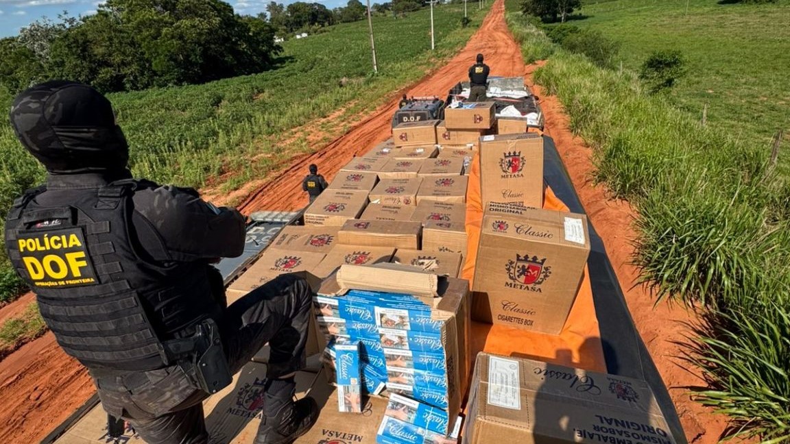 Policiais apreendem caminhões e carro carregados com mais de 27 mil pacotes de cigarros e 10 toneladas de agrotóxicos