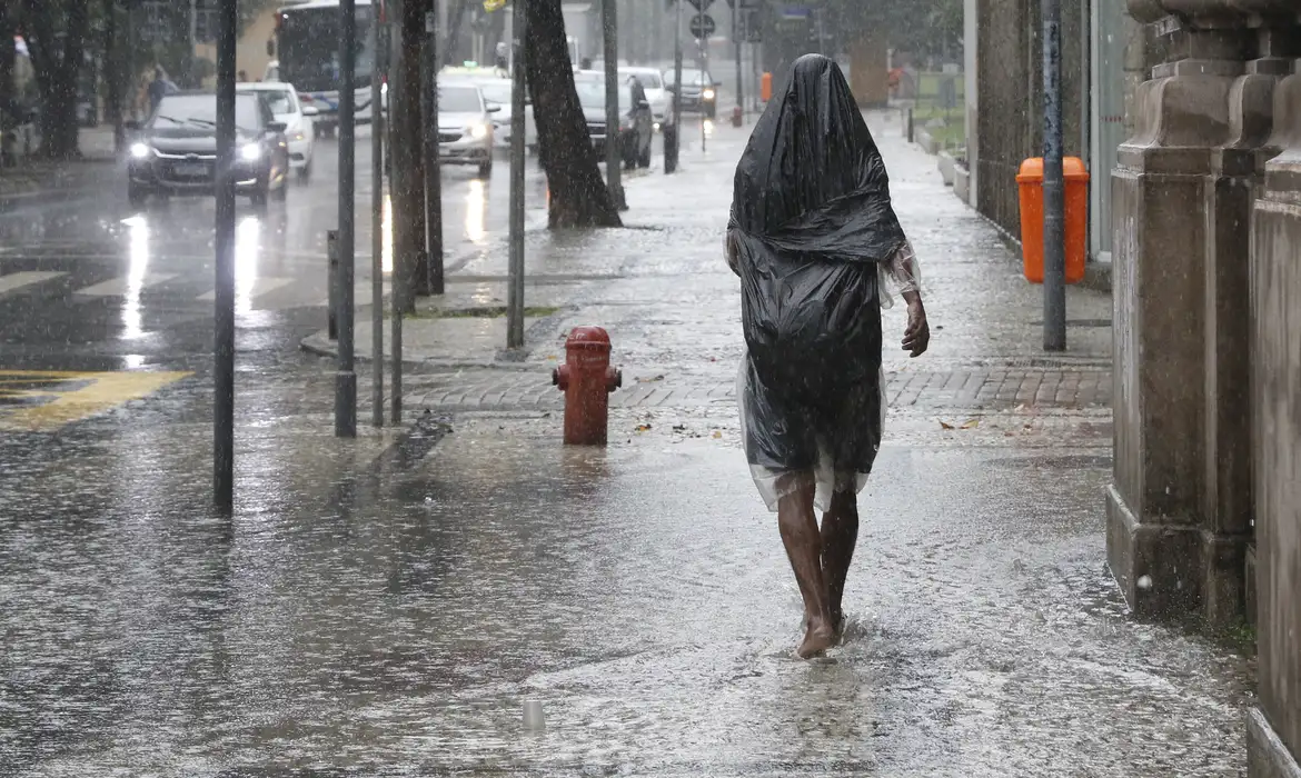 Defesa Civil alerta população para tempestade no Sul e Centro-Oeste