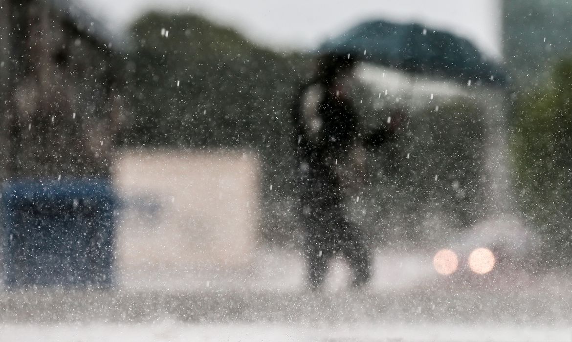 Dourados entra em alerta de chuva intensa, ventos fortes e risco de granizo