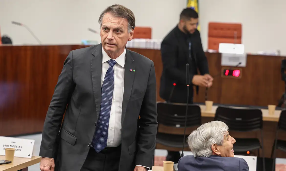 Exame confirmou hérnias em Bolsonaro, diz defesa, que reforça pedido por cirurgias